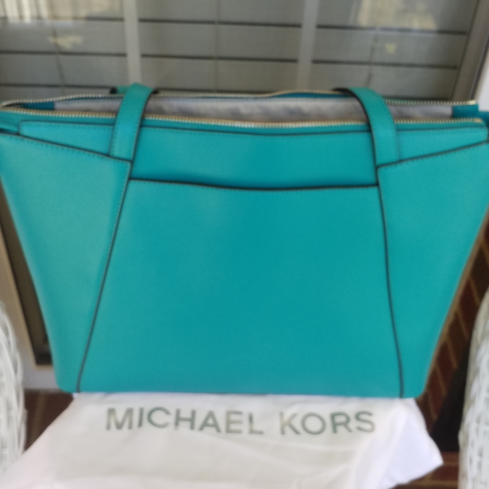 Michael Kors Pruse Set (SOLD) - Picture 11 of 12